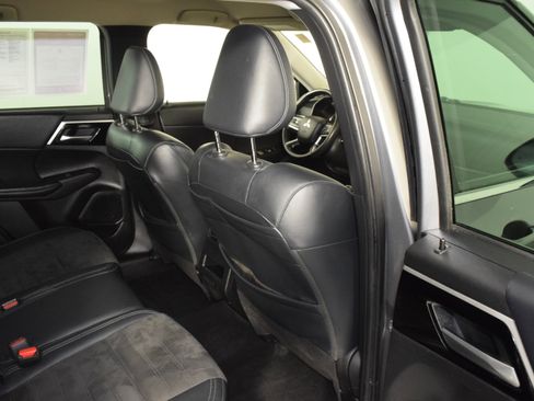 Used 2023 Mitsubishi Outlander SE image 43