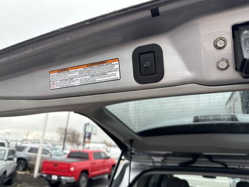 Used 2017 Toyota Sienna XLE Premium image 17