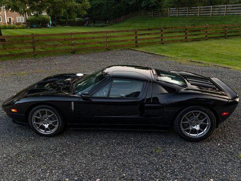 Used 2006 Ford GT RWD image 9