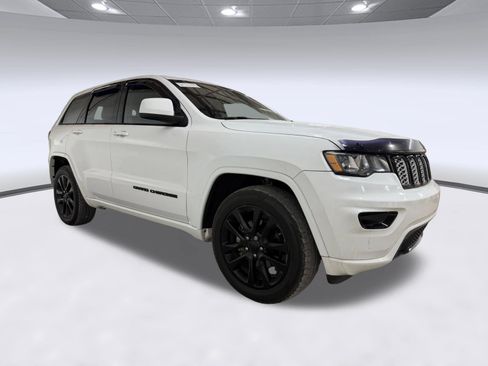 Used 2017 Jeep Grand Cherokee Altitude RWD image 6