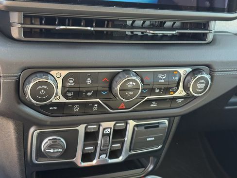 Used 2024 Jeep Wrangler Sahara image 30