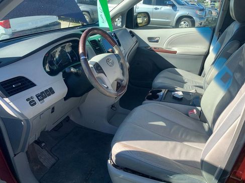 Used 2011 Toyota Sienna Limited image 2
