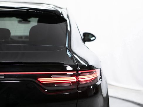 Certified 2022 Porsche Cayenne Platinum Edition image 37