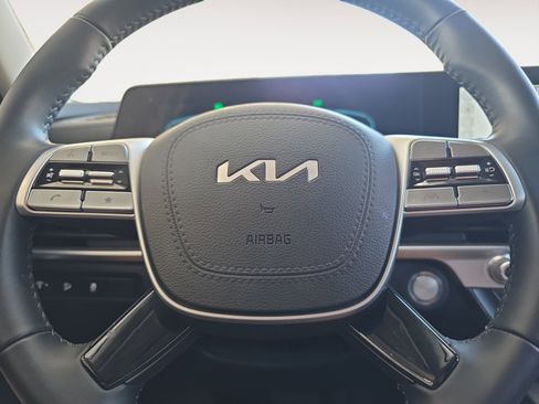 Certified 2025 Kia Telluride LX image 11