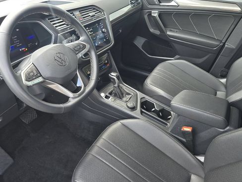 Used 2023 Volkswagen Tiguan SE AWD/4WD image 9