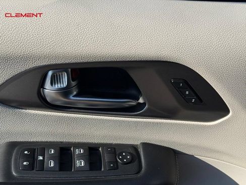 Used 2022 Chrysler Pacifica Touring-L FWD image 19