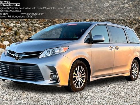 Used 2018 Toyota Sienna XLE w/ XLE Navigation Package image 1