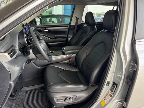 Used 2024 Toyota Highlander XLE FWD image 19