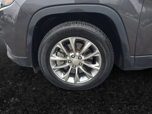 Used 2019 Jeep Cherokee Latitude Plus w/ Cold Weather Group image 9