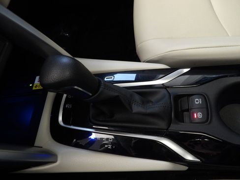 Used 2022 Toyota Corolla Cross XLE image 32