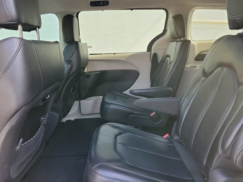 Used 2023 Chrysler Pacifica Touring-L FWD image 16