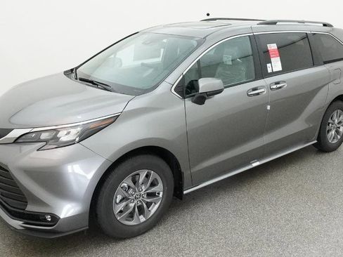 New 2026 Toyota Sienna XLE FWD image 1