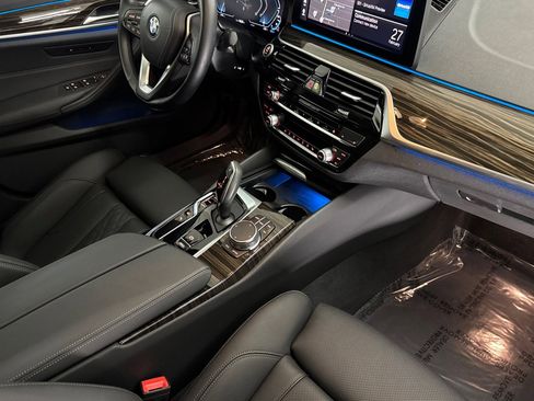 Used 2023 BMW 530e w/ Convenience Package image 32