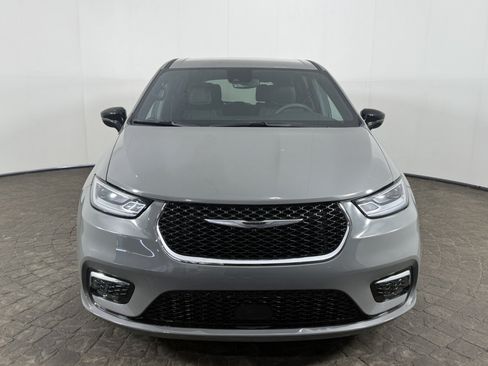 Used 2025 Chrysler Pacifica Select FWD image 2
