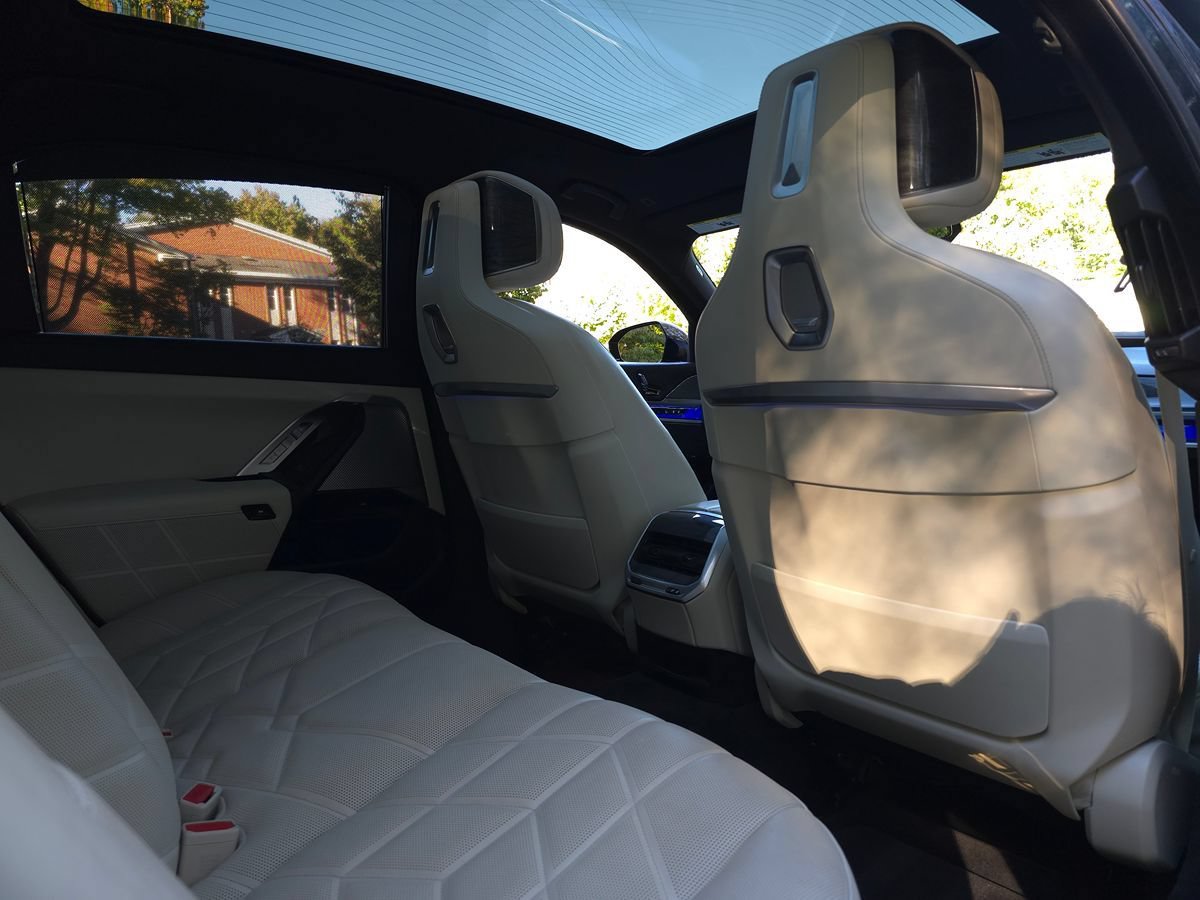 Used 2024 BMW 760i xDrive w/ Premium Package 2 AWD/4WD image 20