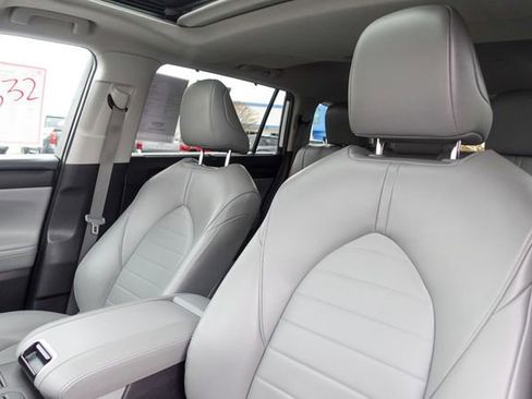 Certified 2023 Toyota Highlander XLE image 30