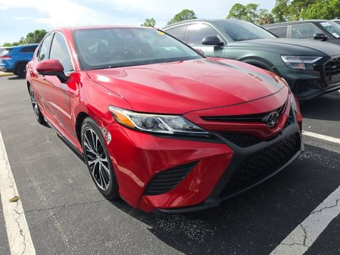 Used 2019 Toyota Camry SE FWD image 3