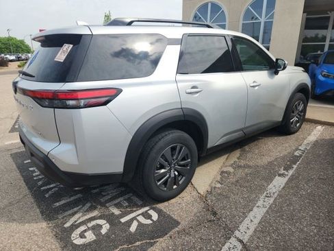 Used 2025 Nissan Pathfinder SV image 5