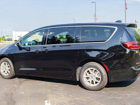 Used 2025 Chrysler Pacifica Select FWD image 6