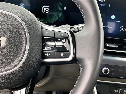 Used 2025 Kia Carnival image 19