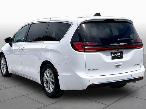 Used 2026 Chrysler Pacifica Limited FWD image 12