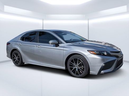 Used 2024 Toyota Camry SE FWD image 1