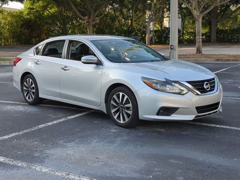 Used 2017 Nissan Altima 2.5 SL w/ 2.5 Technology Package FWD image 3