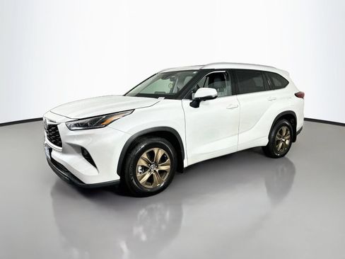 Used 2022 Toyota Highlander Bronze Edition AWD/4WD image 3