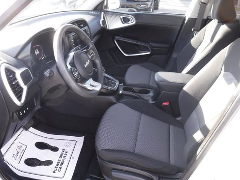 Used 2023 Kia Soul LX image 9