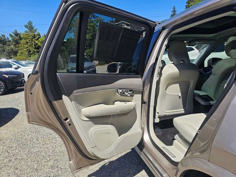 Certified 2025 Volvo XC90 T8 Plus w/ Protection Package Premier AWD/4WD image 17