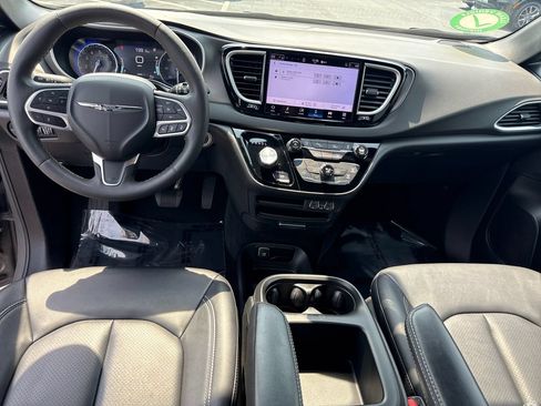 Used 2025 Chrysler Pacifica Select FWD image 15