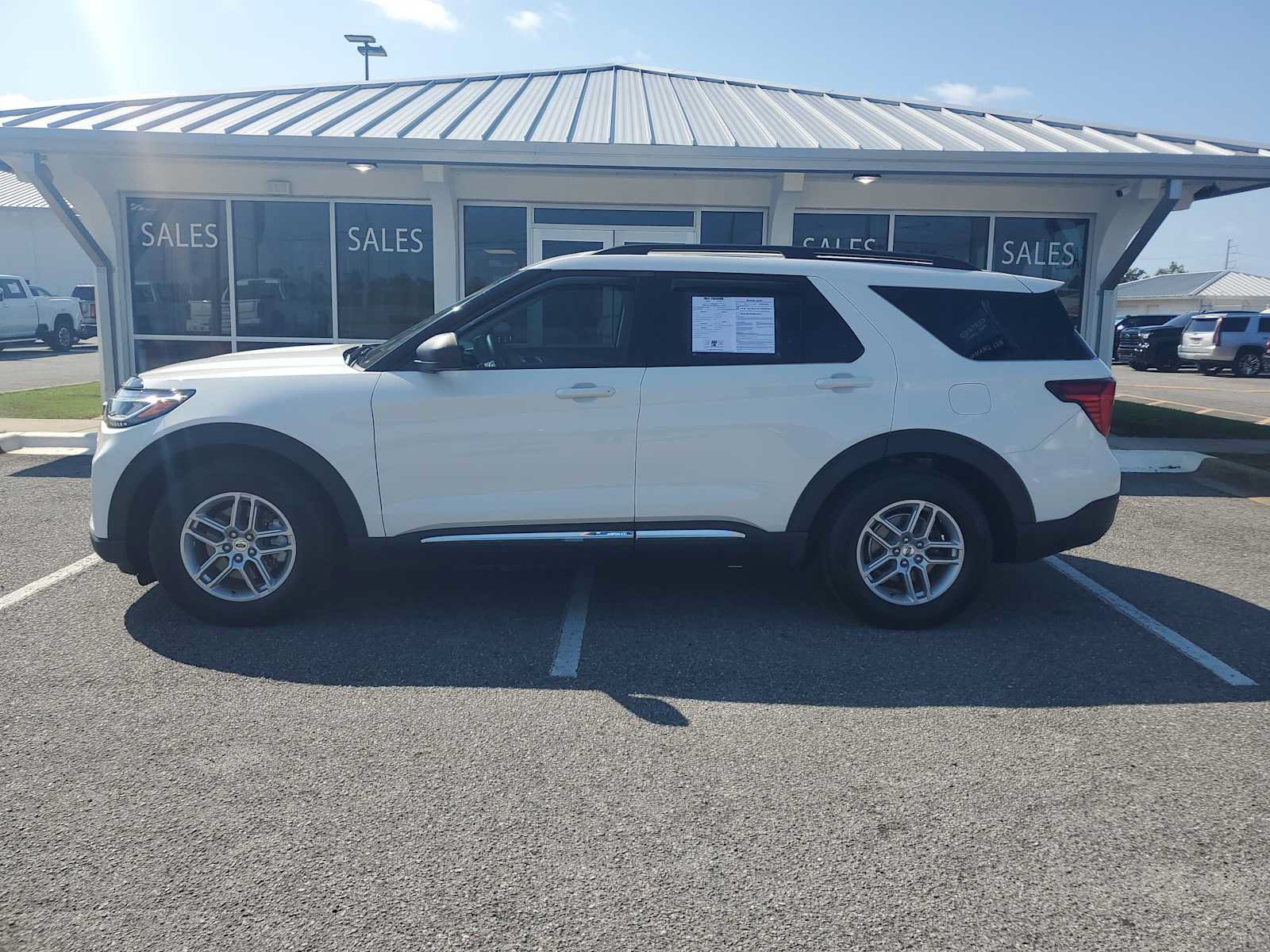 Used 2025 Ford Explorer Active w/ Active Comfort Package RWD image 2