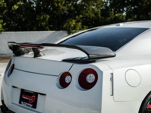 Used 2014 Nissan GT-R Premium image 37