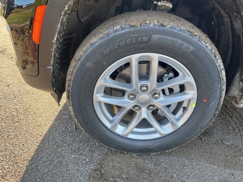 New 2025 Jeep Grand Cherokee Laredo X image 9