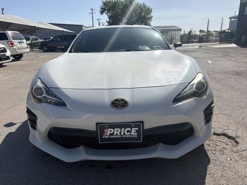 Used 2017 Toyota 86 RWD image 9