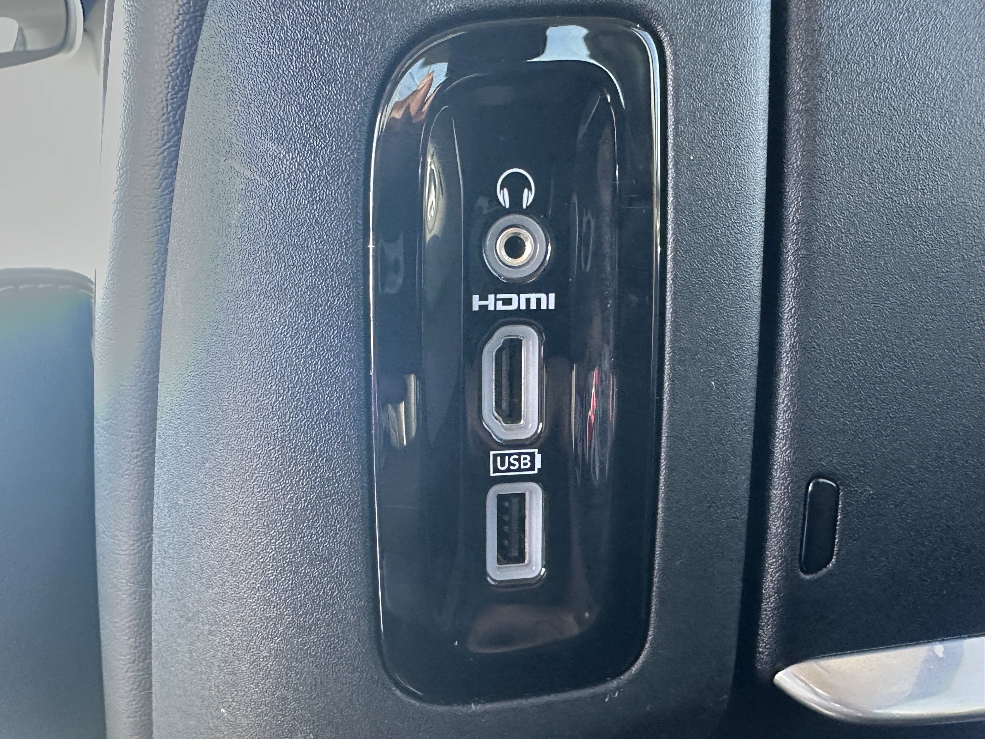 Used 2021 Chrysler Pacifica Limited w/ Uconnect Theater Family Group FWD image 21