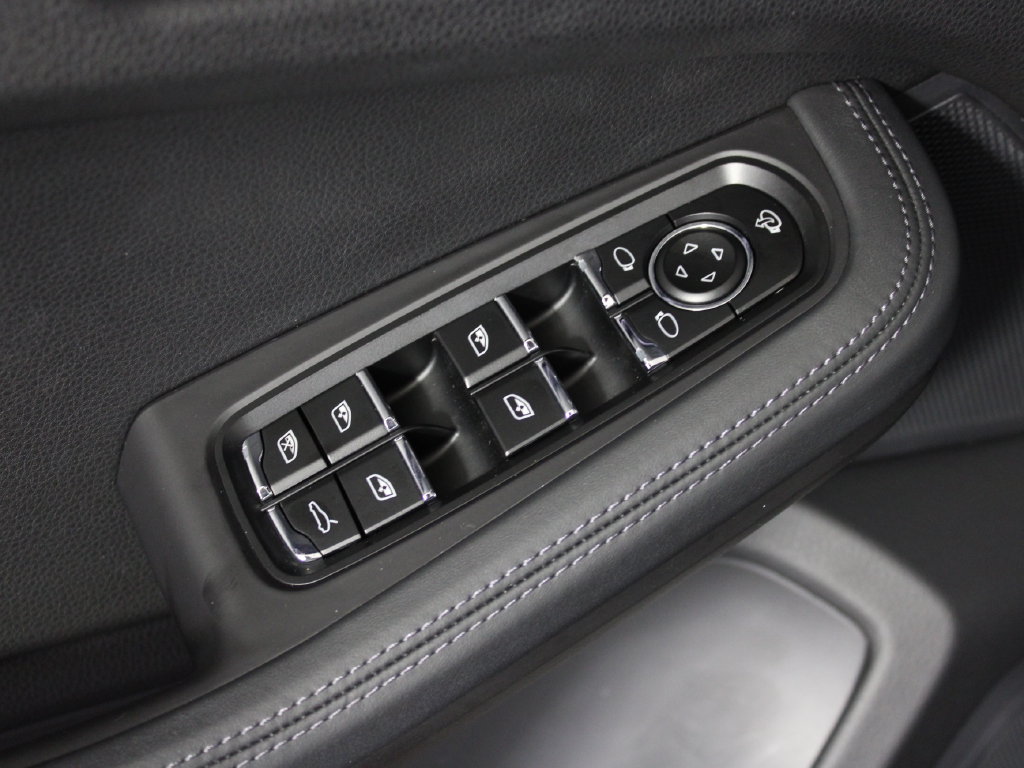 Certified 2022 Porsche Macan AWD/4WD image 18
