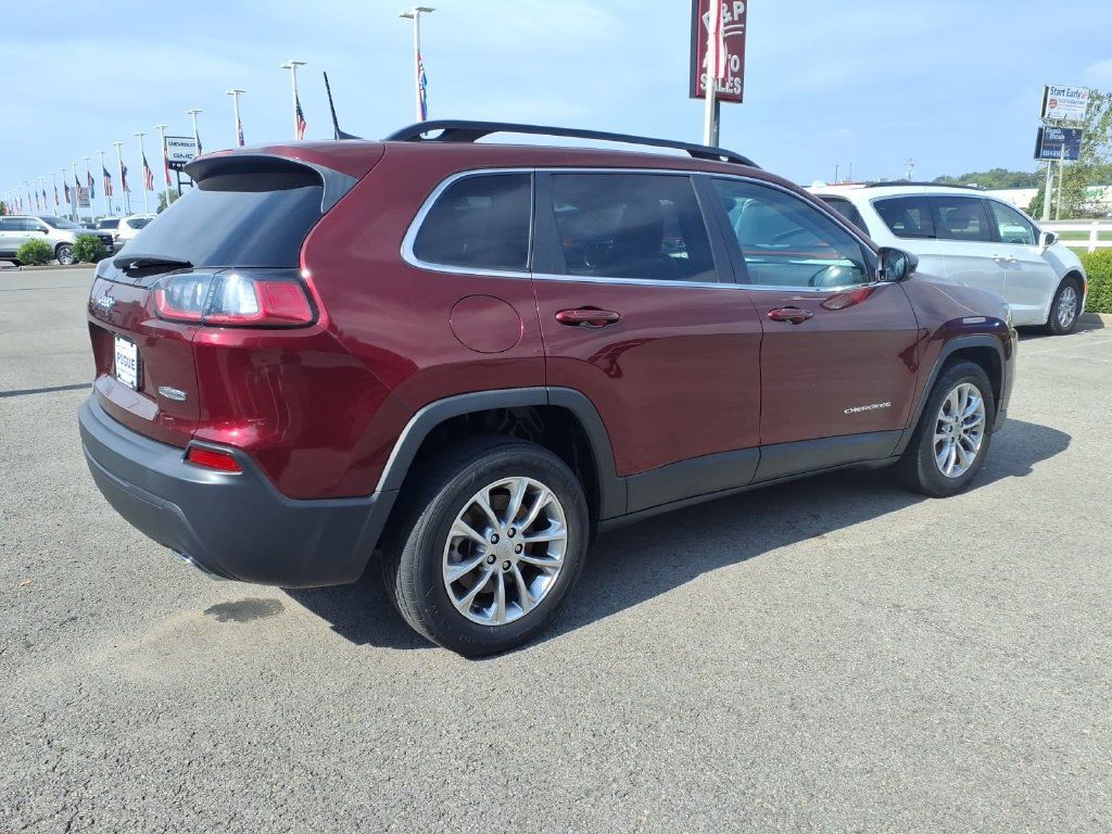 Used 2022 Jeep Cherokee Latitude Lux w/ Mopar Interior Package FWD image 2