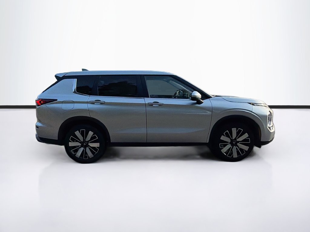 Used 2025 Mitsubishi Outlander SE AWD/4WD image 4