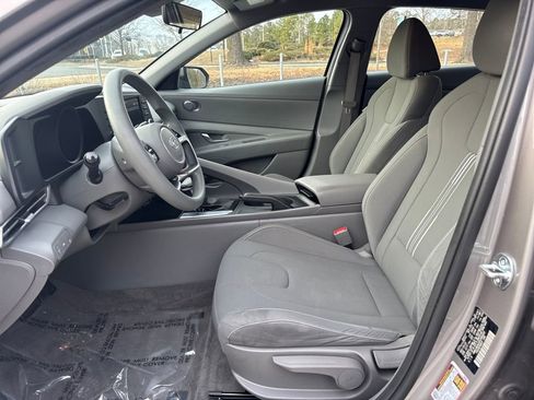 Used 2023 Hyundai Elantra SEL image 13