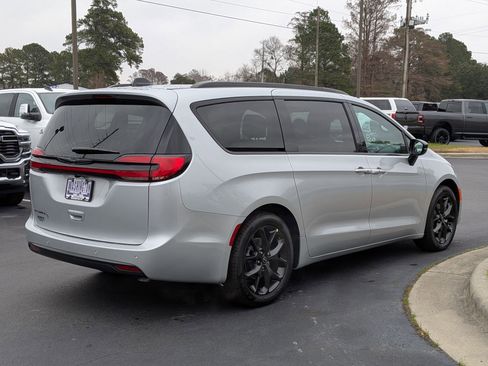 New 2026 Chrysler Pacifica Select image 5