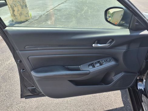 Used 2024 Nissan Altima 2.5 SV FWD image 17