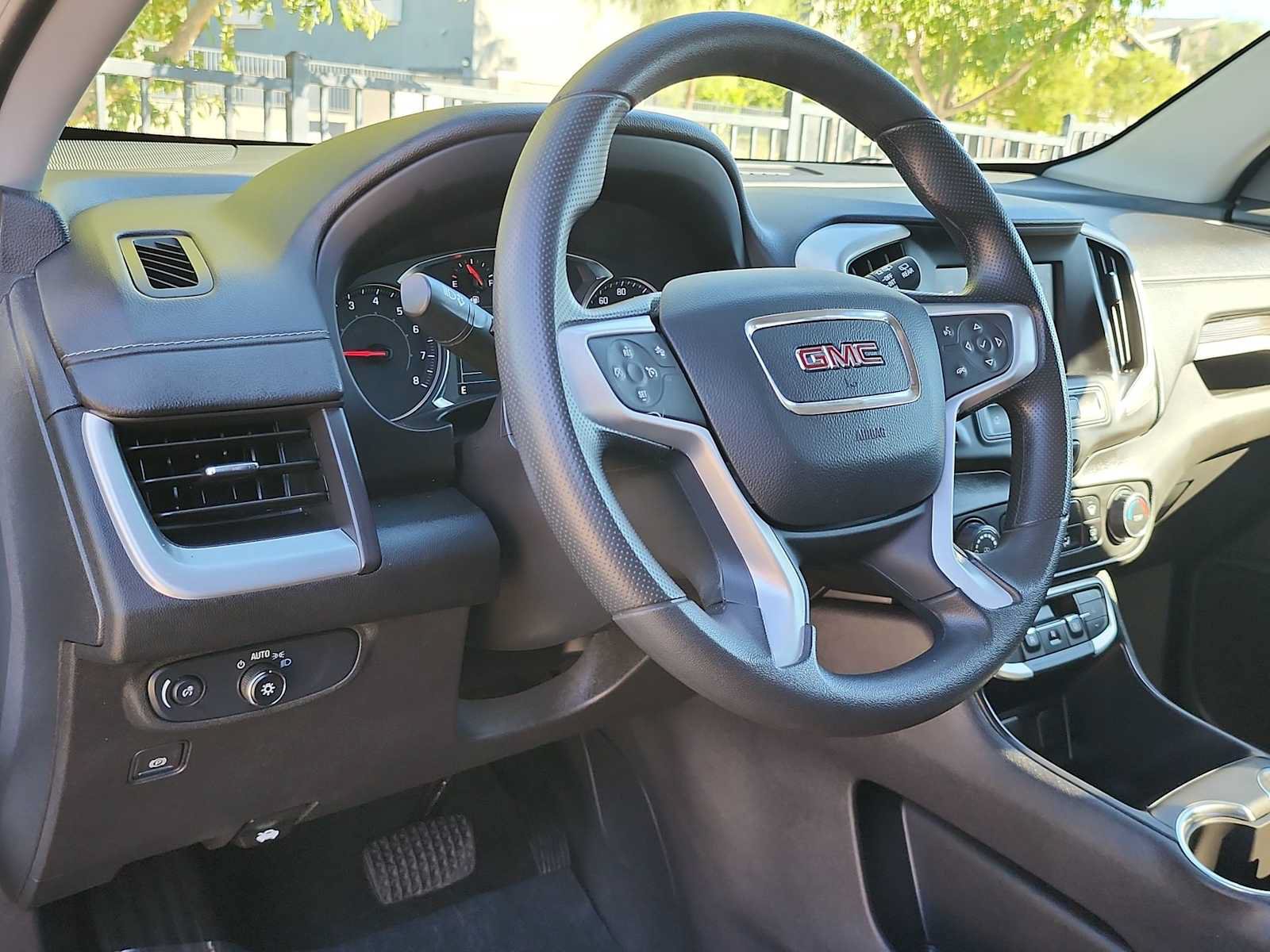 Used 2024 GMC Terrain SLE FWD image 17