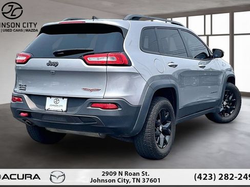 Used 2017 Jeep Cherokee Trailhawk AWD/4WD image 2