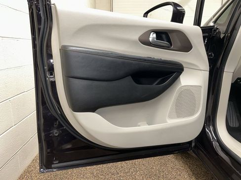 Used 2017 Chrysler Pacifica Touring-L FWD image 14