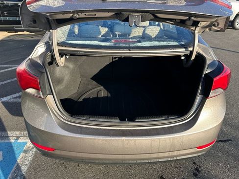 Used 2016 Hyundai Elantra SE image 25