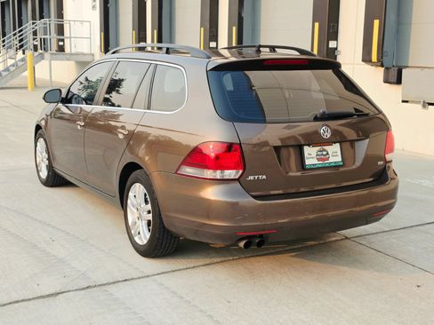 Used 2011 Volkswagen Jetta TDI FWD image 3