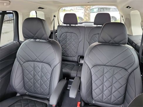 Used 2023 BMW X7 xDrive40i w/ Premium Package image 12