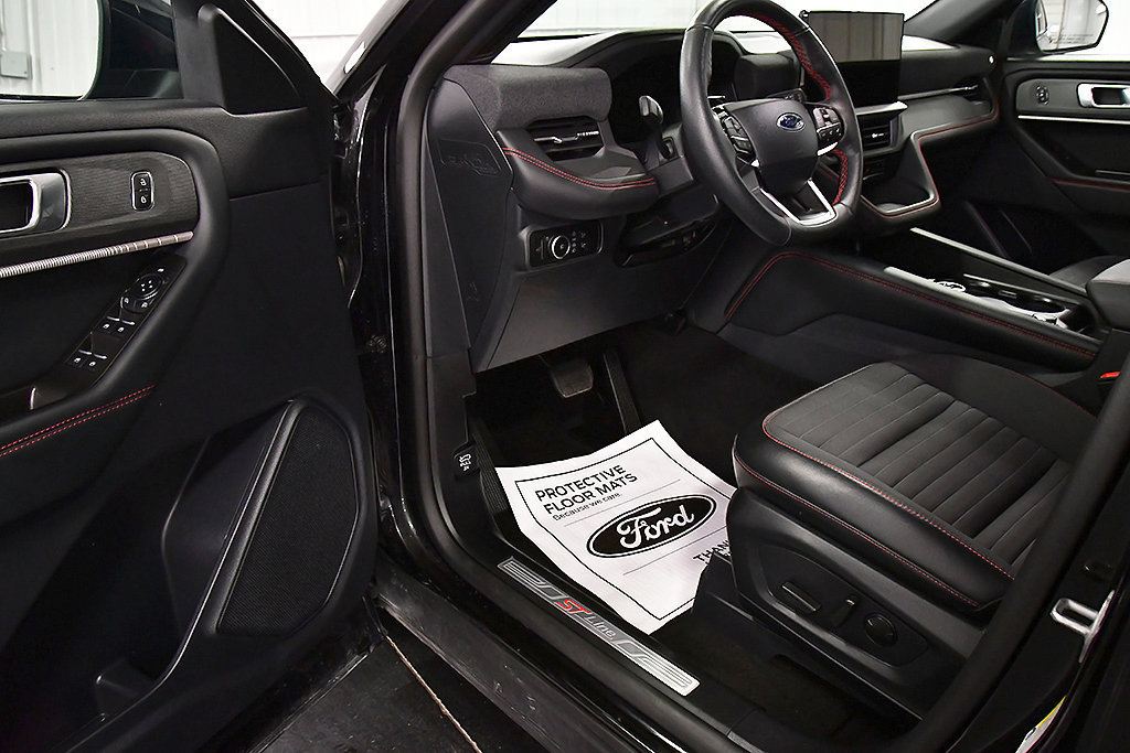 Used 2025 Ford Explorer ST-Line w/ ST-Line Street Pack AWD/4WD image 15