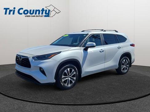 Used 2023 Toyota Highlander XLE FWD image 3